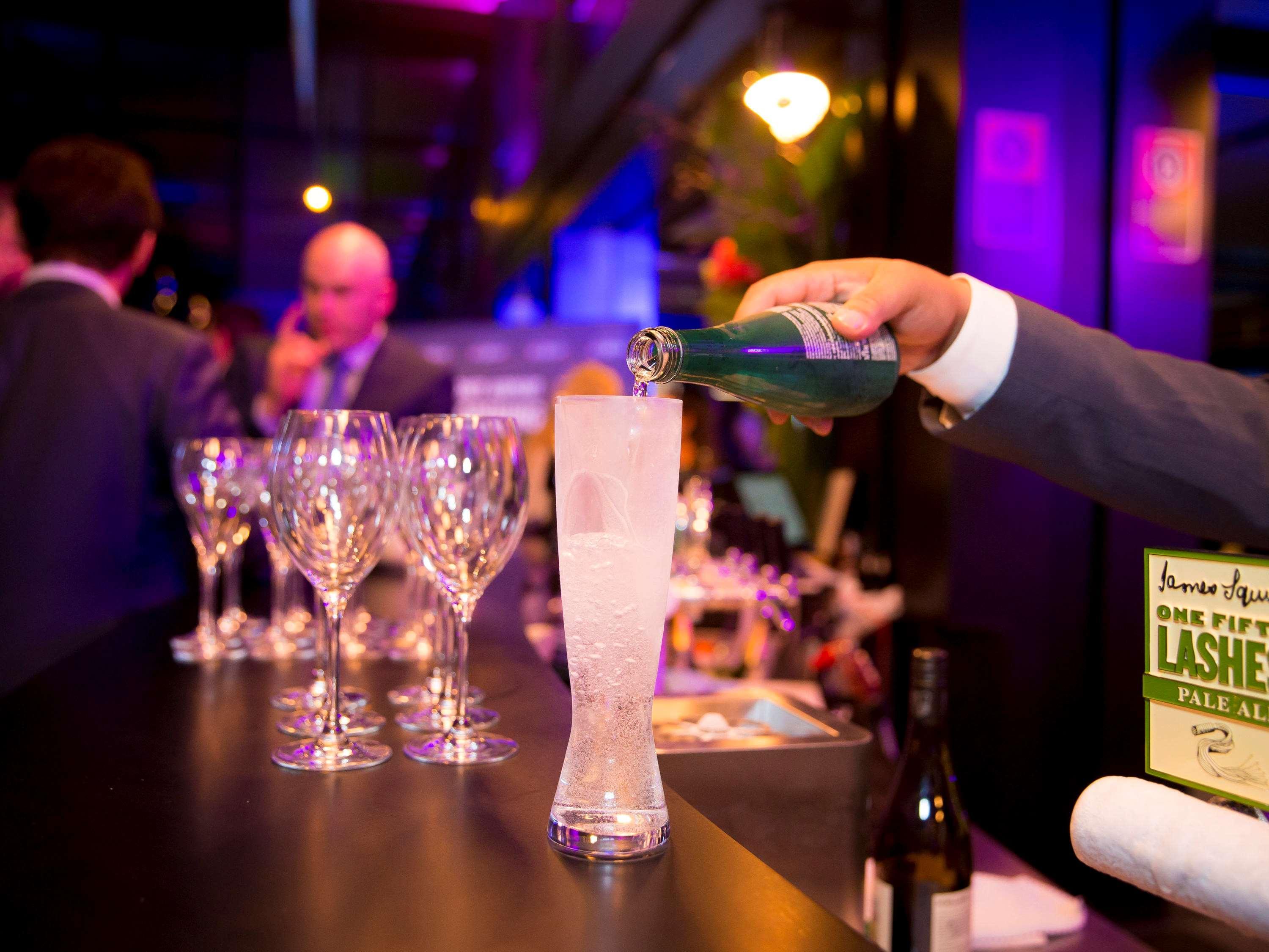 Pullman Sydney Airport Hotel Eksteriør billede A bartender pouring champagne