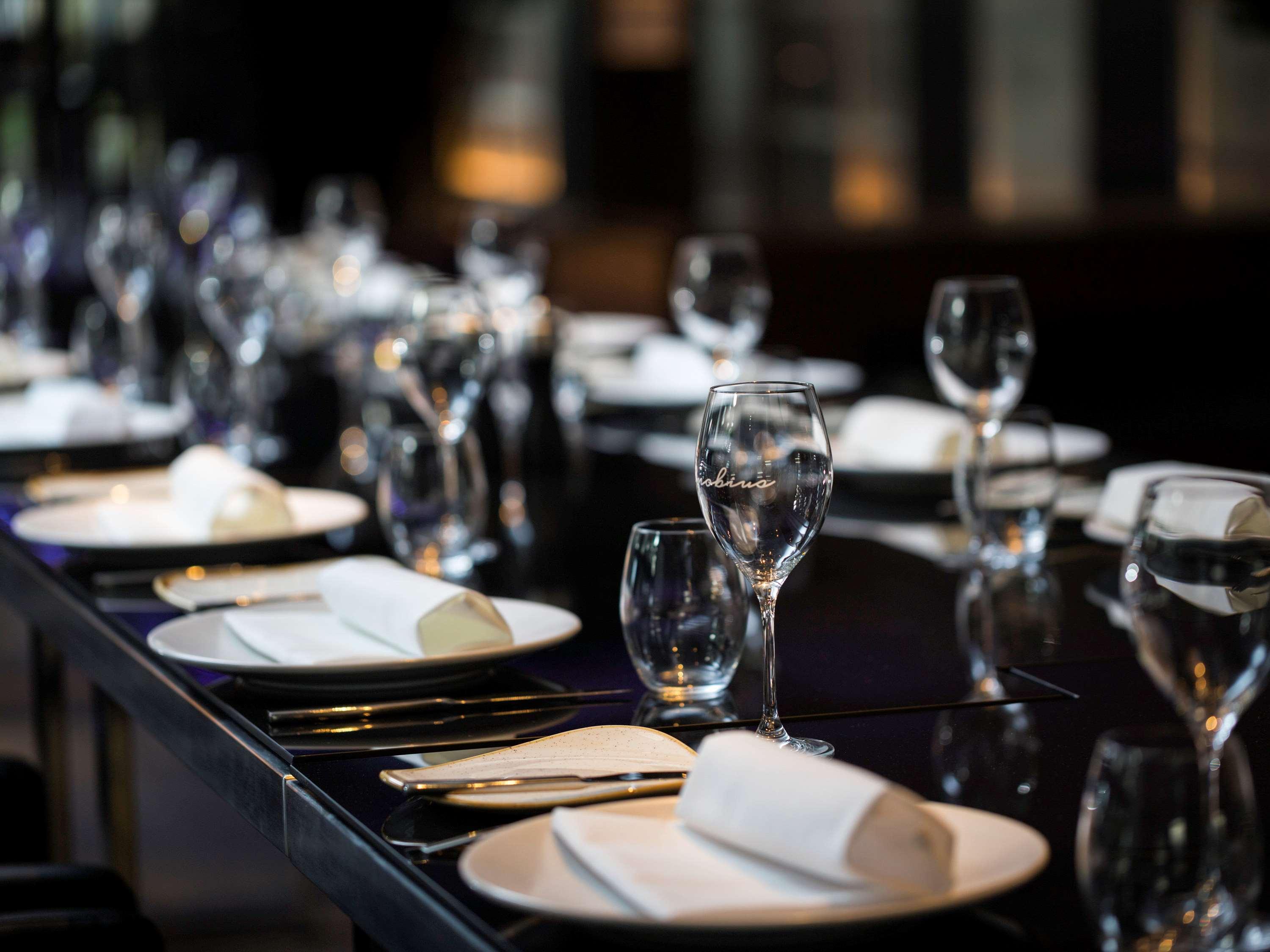 Pullman Sydney Airport Hotel Eksteriør billede A table set for fine dining