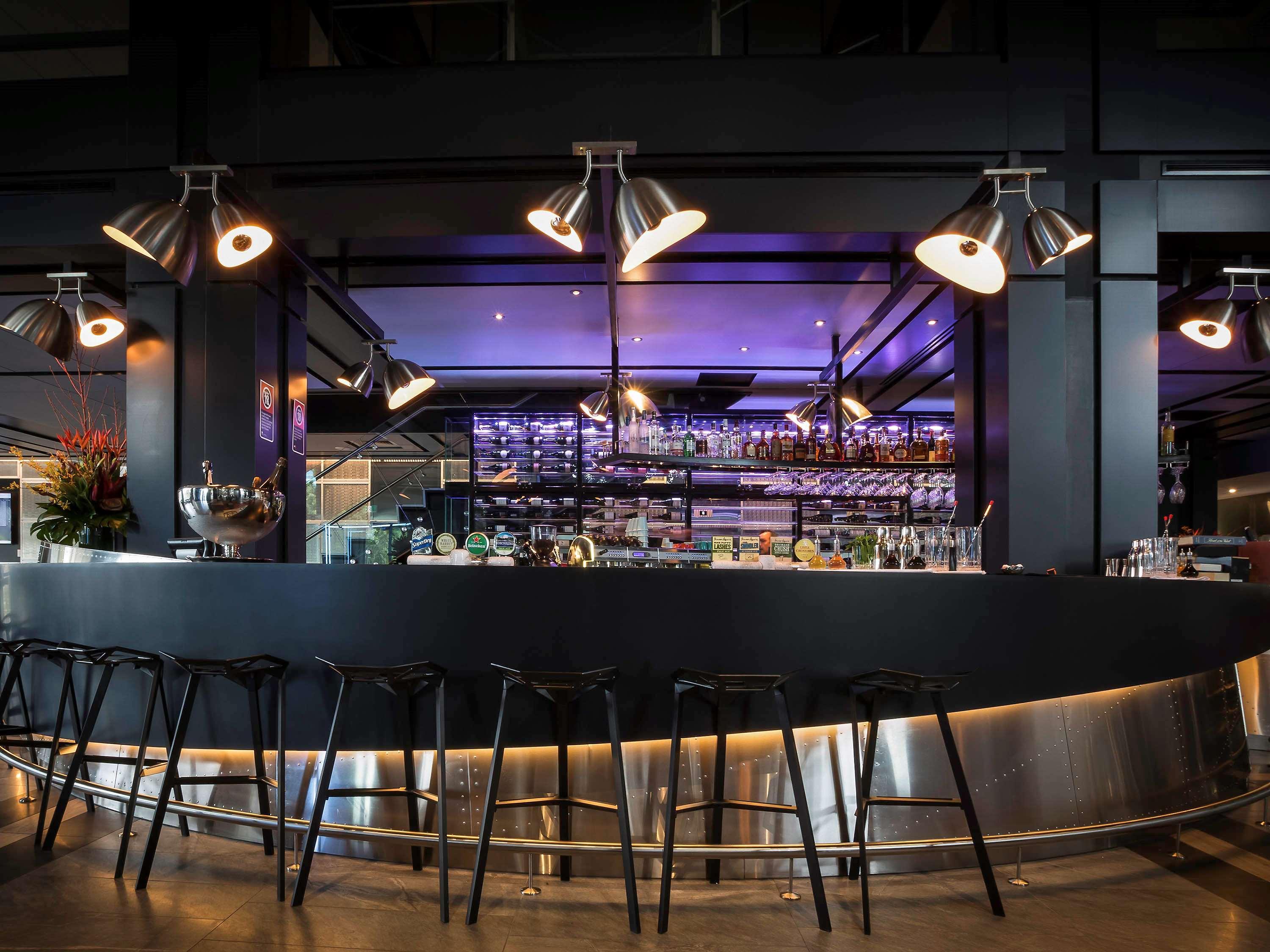 Pullman Sydney Airport Hotel Eksteriør billede The bar at the restaurant