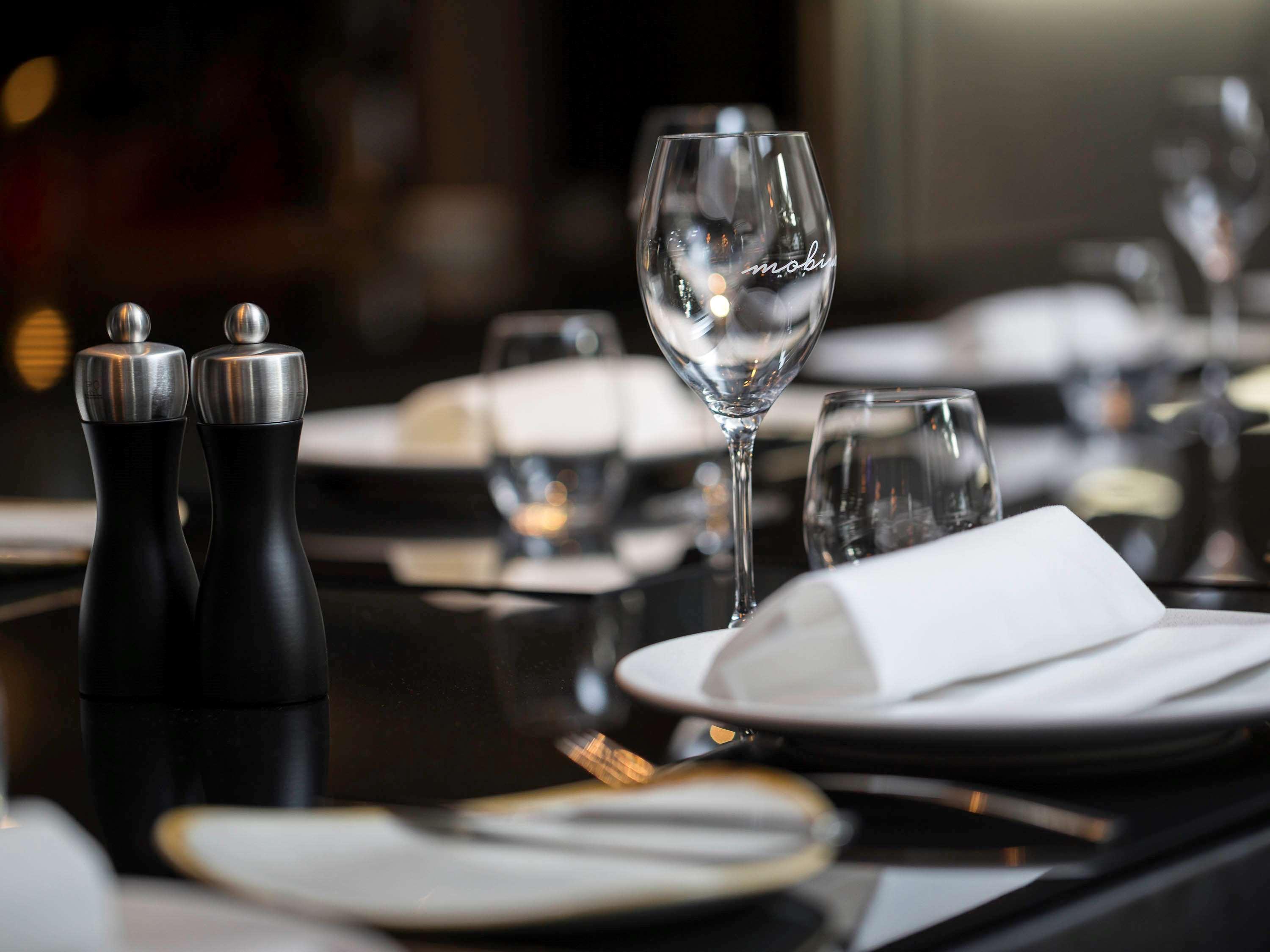 Pullman Sydney Airport Hotel Eksteriør billede A restaurant table set for service