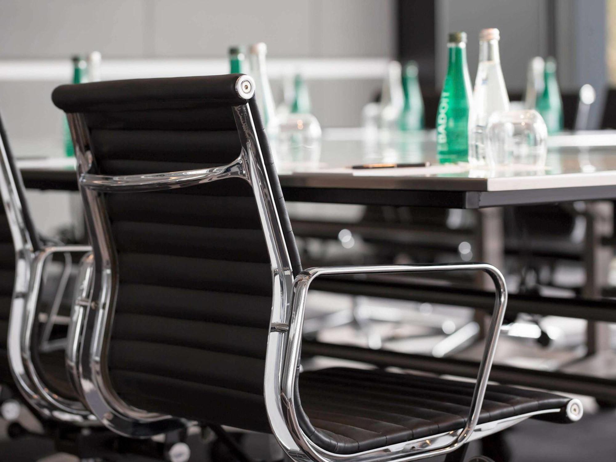 Pullman Sydney Airport Hotel Eksteriør billede S 64 chair