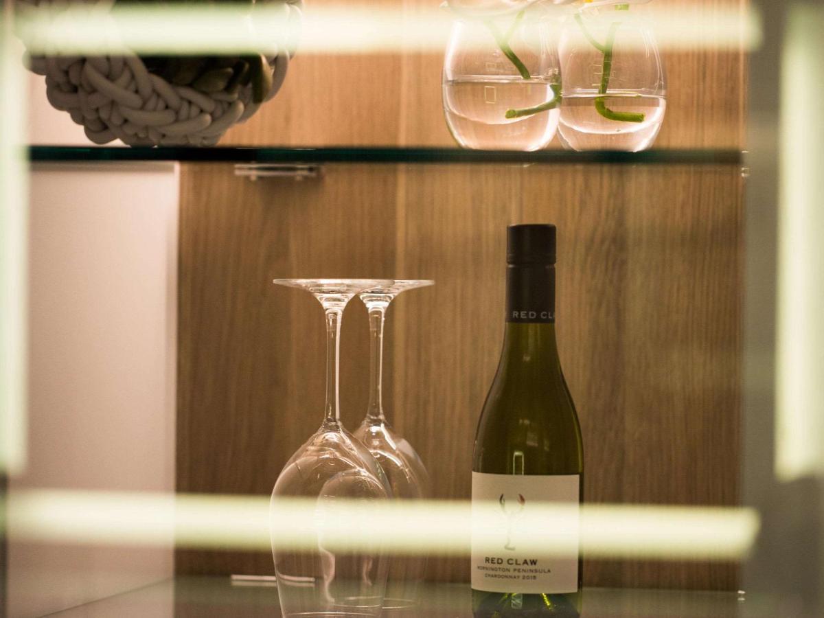 Pullman Sydney Airport Hotel Eksteriør billede A bottle of wine in a hotel room